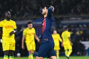 记者：费内巴切已口头报价巴黎中场阿森西奥，他薪水很高